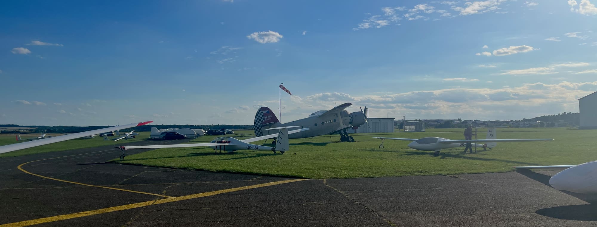 Kluzáky a letoun An-2 na travnaté ploše letiště Mladá Boleslav