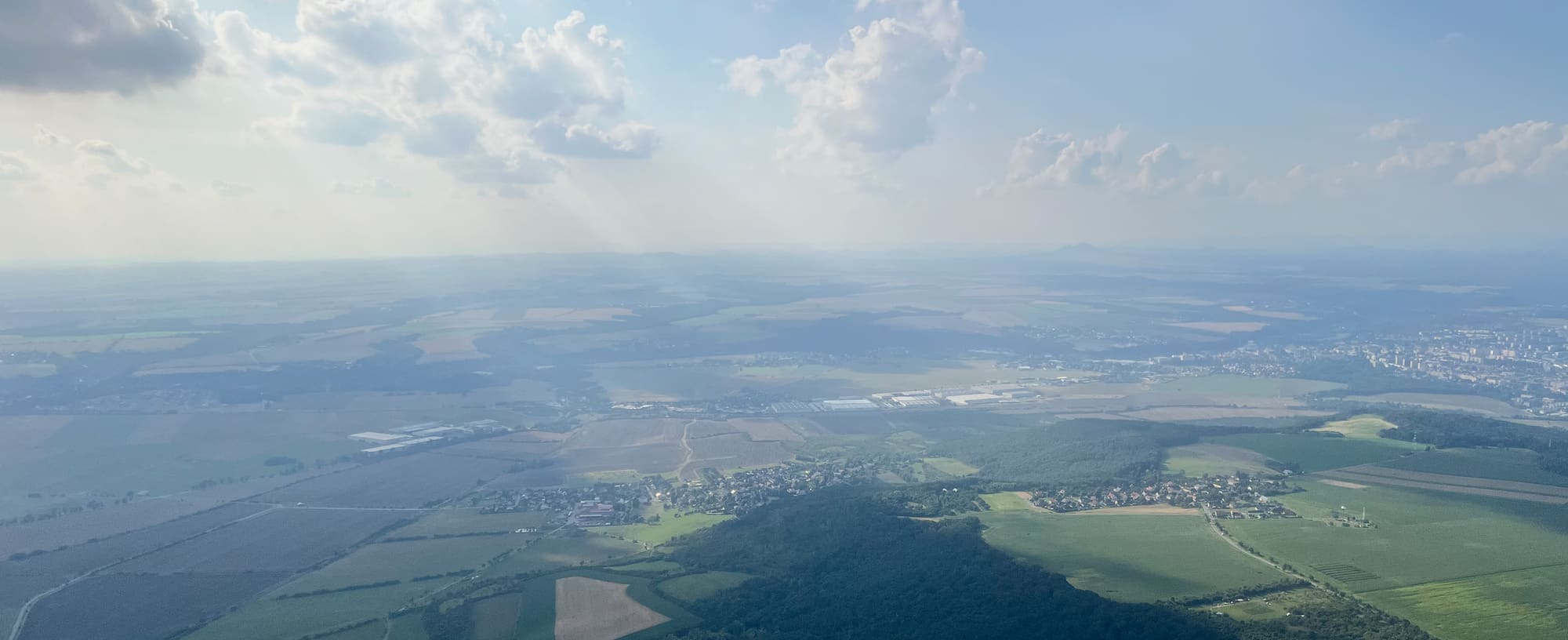 Pohled z letadla na krajinu kolem Mladé Boleslavi